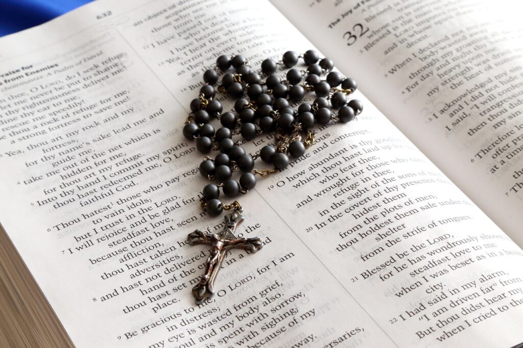 rosary, bible, cross-699609.jpg